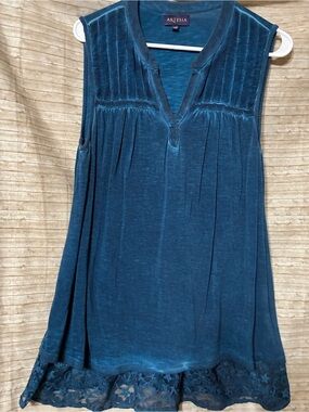 Teal Sleeveless V-Neck Camisole with Lace Hem